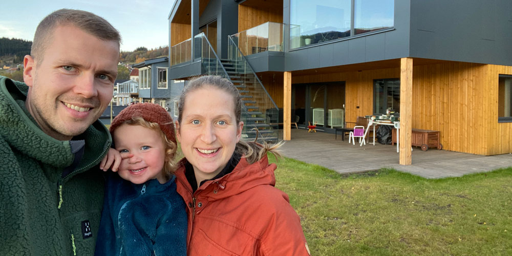 familien-foran-huset_1000x500.jpg