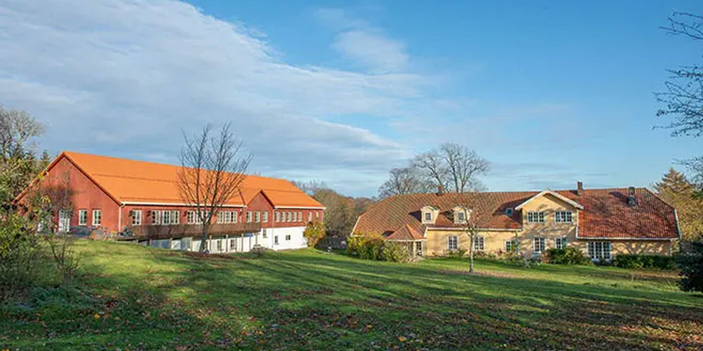 R&oslash;ed-g&aring;rd_l&aring;ve-og-v&aring;ningsbygning_1000x500.jpg