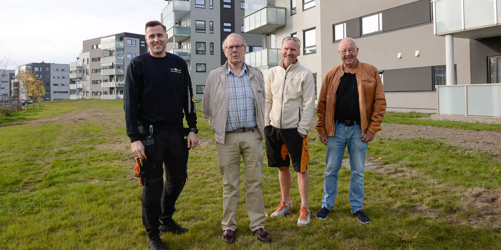 Jovan-Arne-Stian-og-Jan-utenfor-blokkene-sole-alle-81-til-87-3368_1000x500.jpg